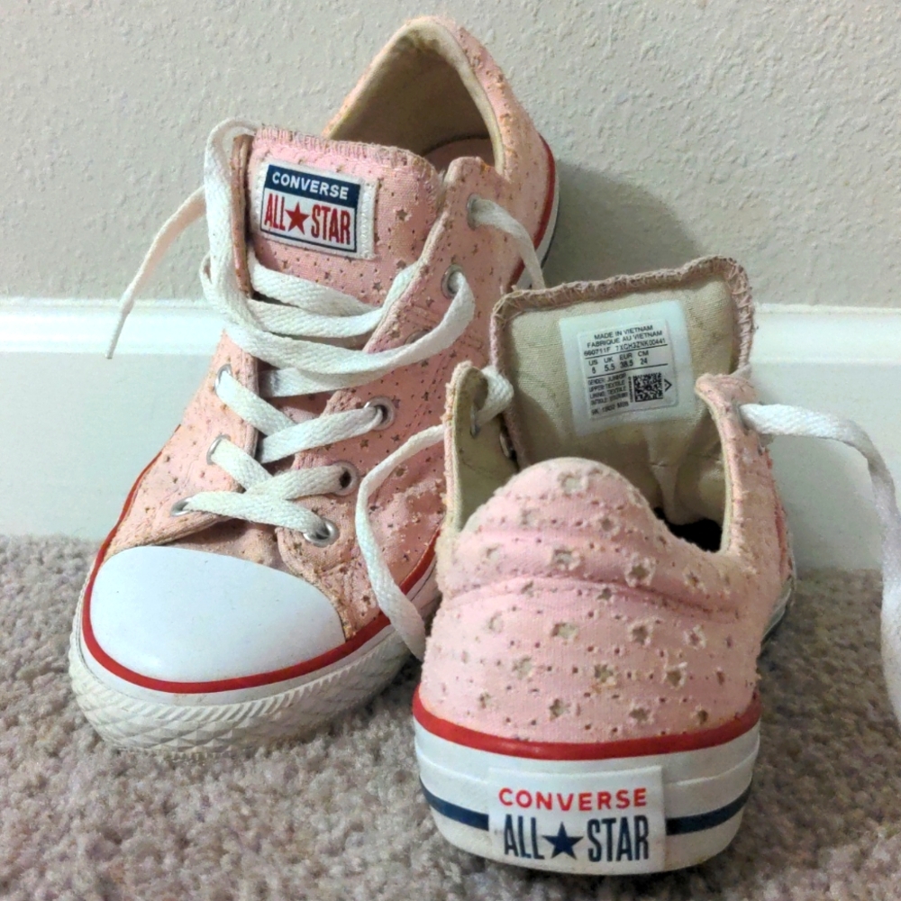 Converse All Star Women's 6 Cute Pastel Baby Pink Cut Out Stars Low Top Sneakers - Picture 4 of 5